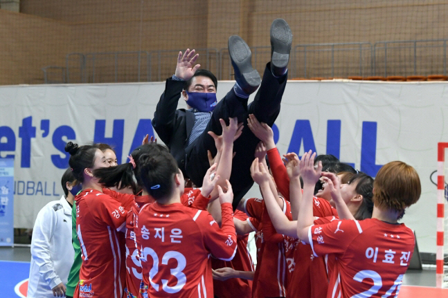 Lee Gye-cheong, head coach of Samcheok City Hall, confirmed the new head coach of the Korean women's handball team 'Preparation for the 亞 Championship'