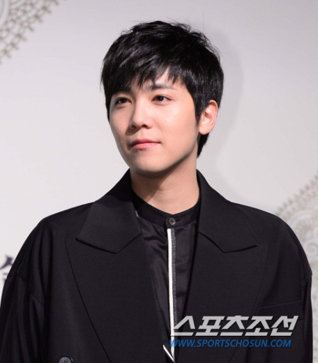 Lee Hong-gi Opens Up About Emotional Performance Amid Choi Min-hwan's Controversy