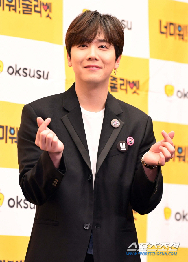 Lee Hong-gi Expresses Complex Emotions in FTISLAND Performance