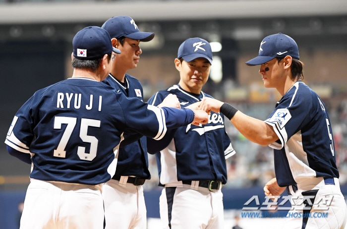 'Probably the strongest' Cuban hit all the starters and scored eight consecutive hitters... Korea 2-0 → 13 to 3, 2 consecutive wins. 'Ryu Joong Il-ho'Premier 12 semifinal hopes revealed 