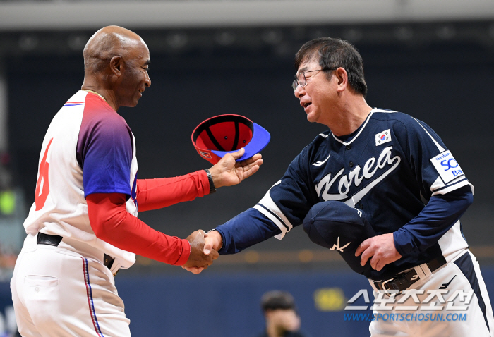 'Probably the strongest' Cuban hit all the starters and scored eight consecutive hitters... Korea 2-0 → 13 to 3, 2 consecutive wins. 'Ryu Joong Il-ho'Premier 12 semifinal hopes revealed 