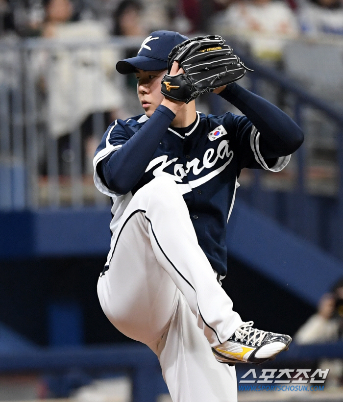 'Probably the strongest' Cuban hit all the starters and scored eight consecutive hitters... Korea 2-0 → 13 to 3, 2 consecutive wins. 'Ryu Joong Il-ho'Premier 12 semifinal hopes revealed 