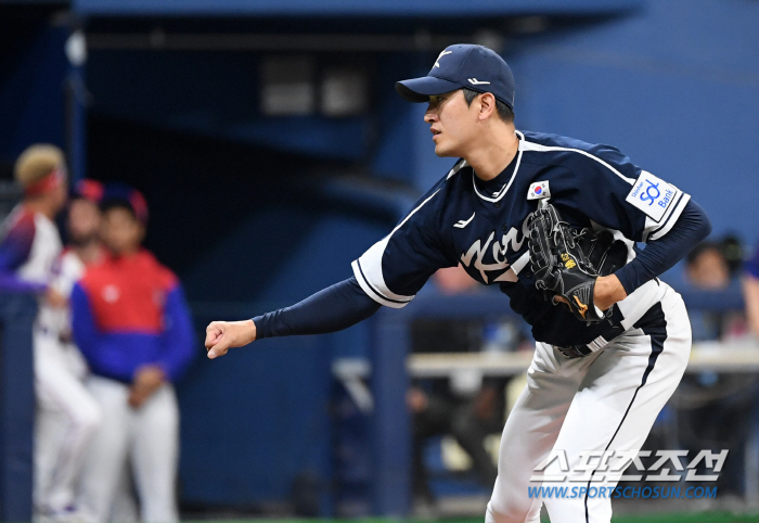 'Probably the strongest' Cuban hit all the starters and scored eight consecutive hitters... Korea 2-0 → 13 to 3, 2 consecutive wins. 'Ryu Joong Il-ho'Premier 12 semifinal hopes revealed 