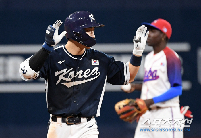 'Probably the strongest' Cuban hit all the starters and scored eight consecutive hitters... Korea 2-0 → 13 to 3, 2 consecutive wins. 'Ryu Joong Il-ho'Premier 12 semifinal hopes revealed 