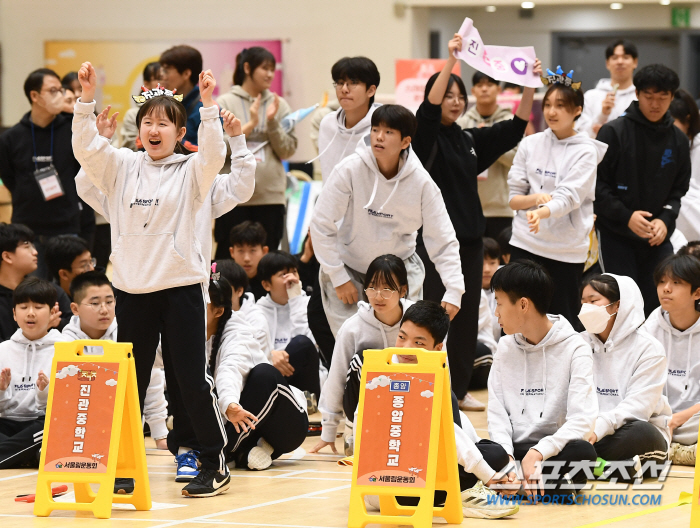  Jinkwan Middle School students are cheering