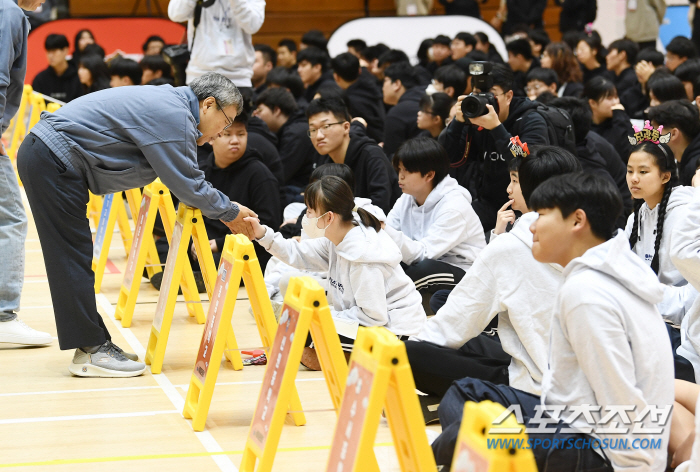  Seoul Superintendent Chung Geun-sik shakes hands with children's eyes