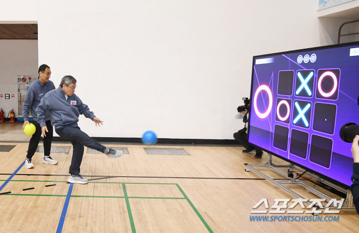  Seoul Superintendent Jeong Geun-sik Experiencing Game