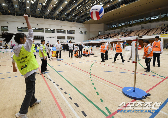  Students Enjoy Big Ball Game