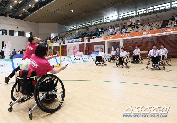 Students Enjoy Wheelchair Badminton Games | SportsChosun