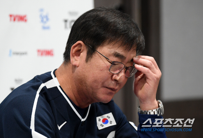 'What should I do with the national team's injury.' Only four outfielders are out. Director Ryu Joong-il 'We're going with 4 people' 