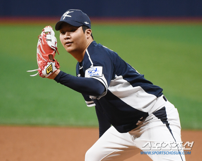 'What should I do with the national team's injury.' Only four outfielders are out. Director Ryu Joong-il 'We're going with 4 people' 