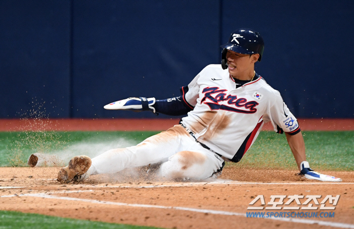 'What should I do with the national team's injury.' Only four outfielders are out. Director Ryu Joong-il 'We're going with 4 people' 