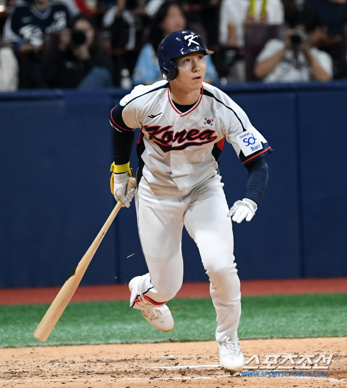 'What should I do with the national team's injury.' Only four outfielders are out. Director Ryu Joong-il 'We're going with 4 people' 