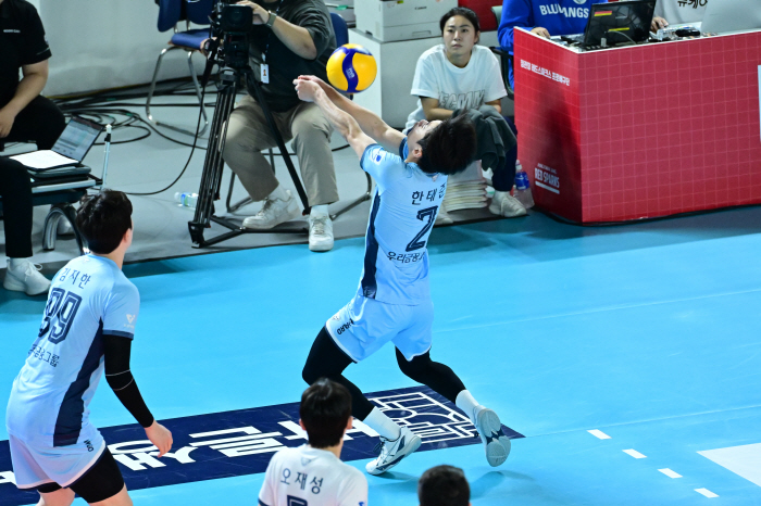 4 consecutive serve aces in 5 sets 9-9! Two teams' bloodshed, Woori Card Ali finished itSamsung Fire & Marine Insurance has lost three consecutive games. 