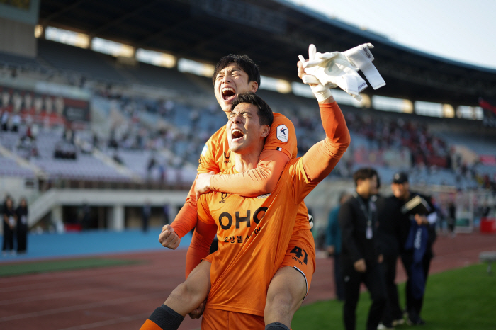 The core formed on the chest of Anyang soccer fans melted down for the first time in 11 years. Anyang FC's hero narrative that created a miracle at the end of frustration