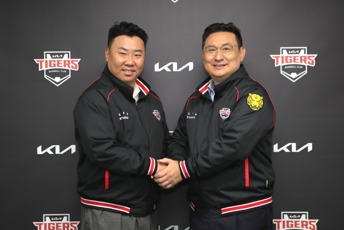 In the first year of his debut, V12 head coach Lee Bum-ho signed a three-year, 2.6 billion won contract with KIA for the best treatment of 10 teams