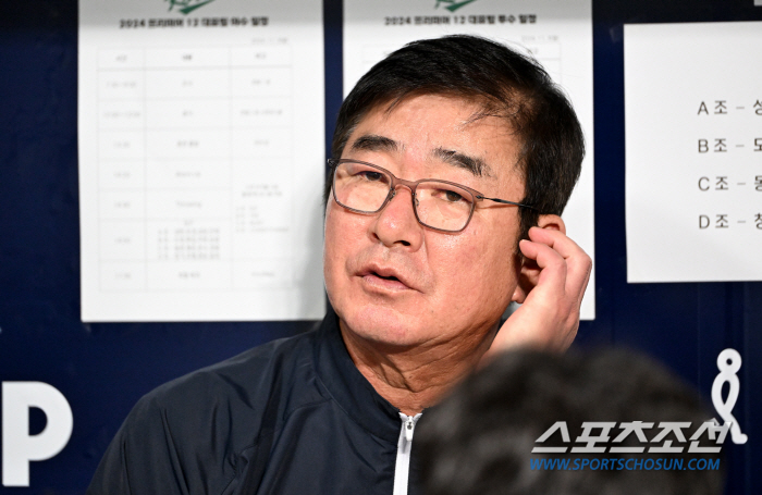 'KS In Game 5, he hit a home run and roared...' What a sudden injury to your shoulder. Director Ryu Joong-il 'I can't train normally again today. 'If you can't run in the Sangmu match on the 6th, you can't go.' 