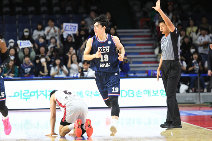 'When you recovered, the button flew'KCC scored double-digit points for five players, including Jung Kwan-jang's green onion Lee Keun-hwi's seven 3-pointers