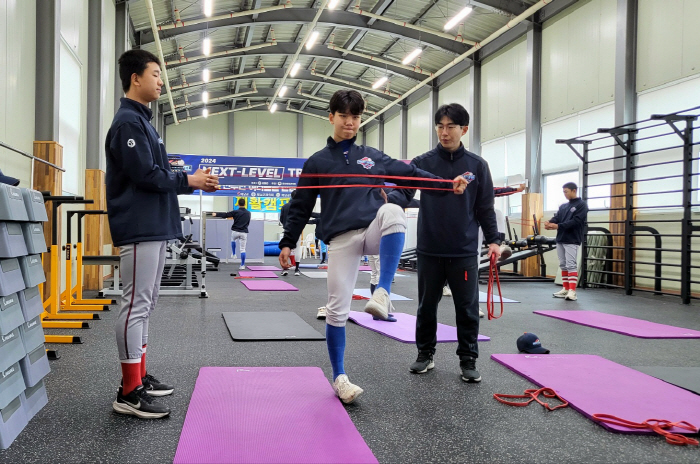 Director Kim Yong-dal → Transfer legendary know-how such as Lee Young-woo and Yoon Hak-gil'70 players under the age of 17'Hold KBO training camp'