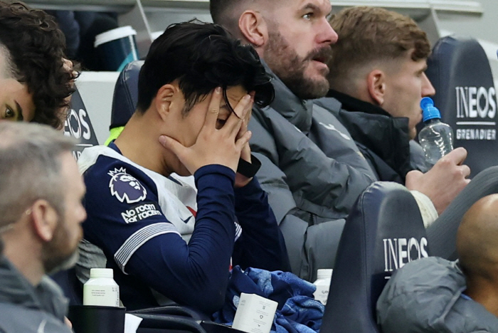 'It's a shame to replace him early after helping his third league team' Son Heung-min gives a warm hug to Postecoglou after the game