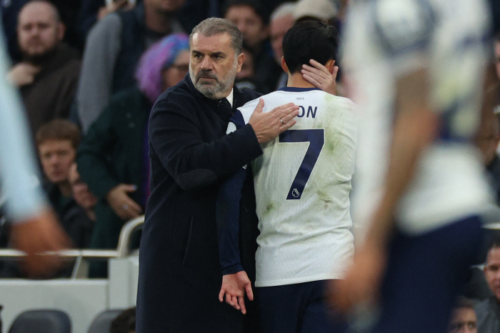 'It's a shame to replace him early after helping his third league team' Son Heung-min gives a warm hug to Postecoglou after the game