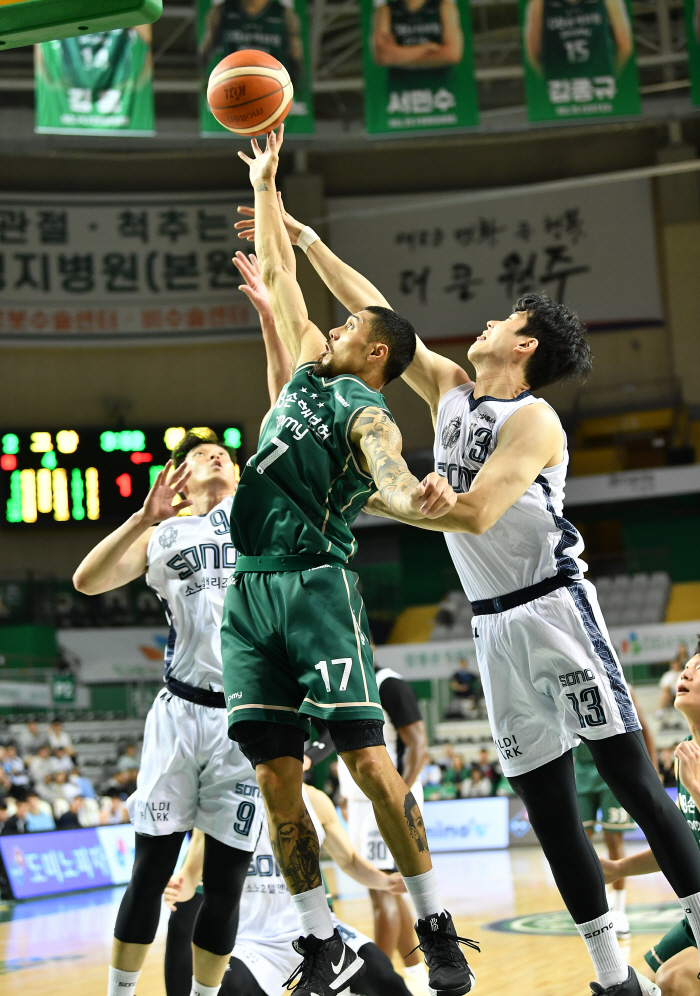 Goyang Sono succeeded in escaping a crushing defeat with DB 79-64 and self-destructed by turning over the DB for the most six consecutive losses in the season