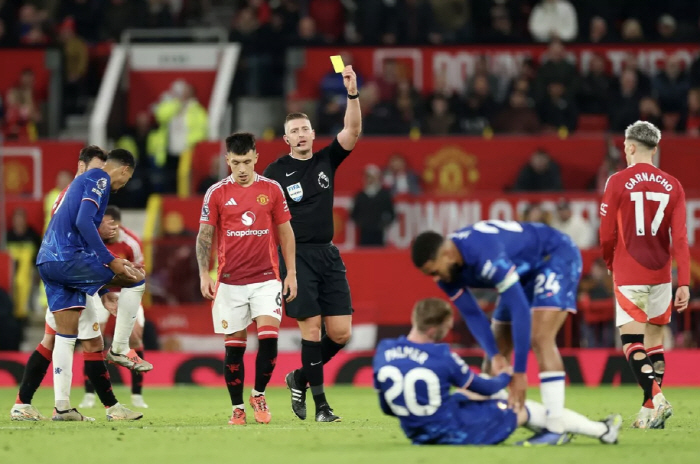 'It's a total red card!' Studged and Dangerous Tackles, Man Utd Martinez 'Ungentlemanly Acts → Yellow Card' Controversy Explodes