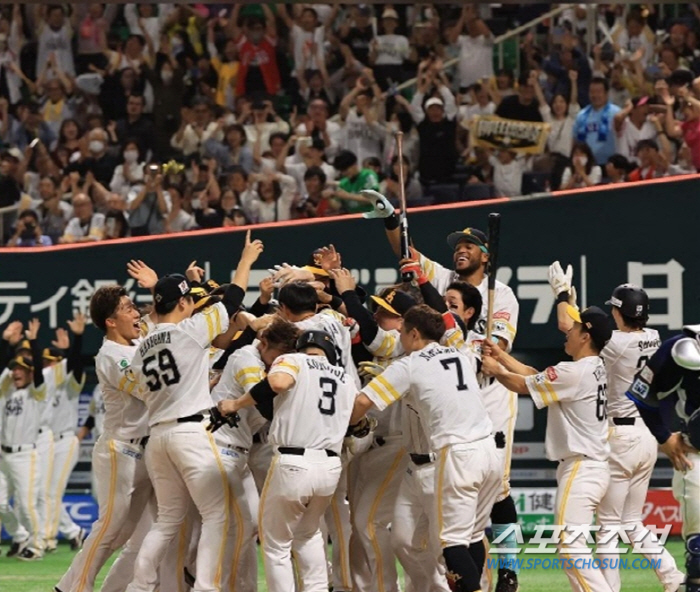 Neither the 21-year-old right-hander nor the second-tier .400 hitter escaped the wind, and the 23 softbank players in the Japan Series shock loss notified (Min Chang-ki's Japanese baseball)