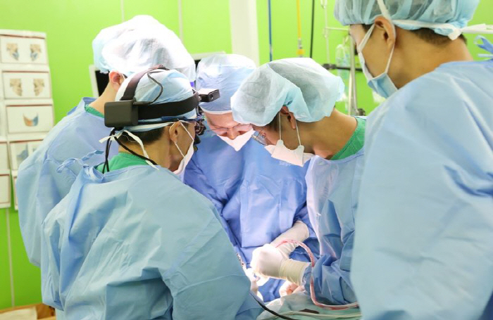 Professor Yang Byung-eun of Hallym University Sacred Heart Hospital passed on the digital orthodontic surgery method to overseas medical staff