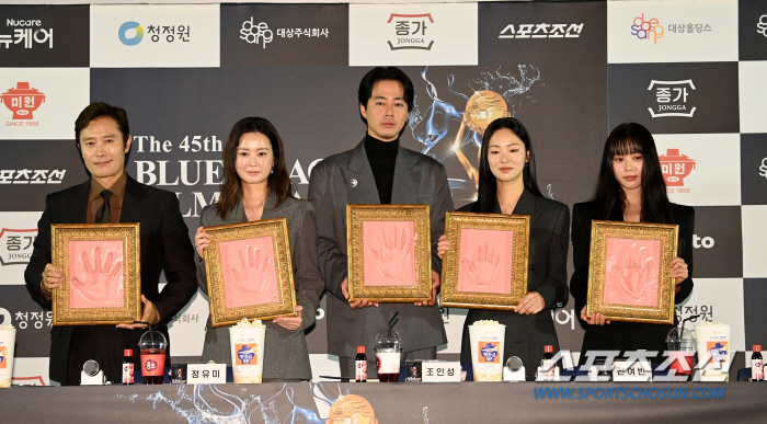 Stars Reflect at 45th Blue Dragon Film Awards Handprinting Ceremony