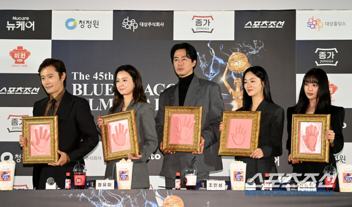 Stars Reflect at 45th Blue Dragon Film Awards Handprinting Ceremony