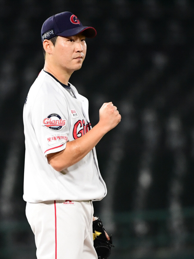 The heyday that came to my 30th → elbow surgery at the peak'Baseball life? It's not time to give up yet.' Lee In-bok's sincerity to leave Lotte. 