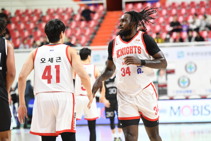 Jamil Warney 'Triple Double Class'Very active. SK's fastball was stronger than the three-point Achilles tendon. Hyundai Mobis' complete defeat by 19 points.