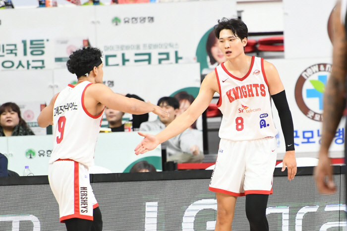 Jamil Warney 'Triple Double Class'Very active. SK's fastball was stronger than the three-point Achilles tendon. Hyundai Mobis' complete defeat by 19 points.