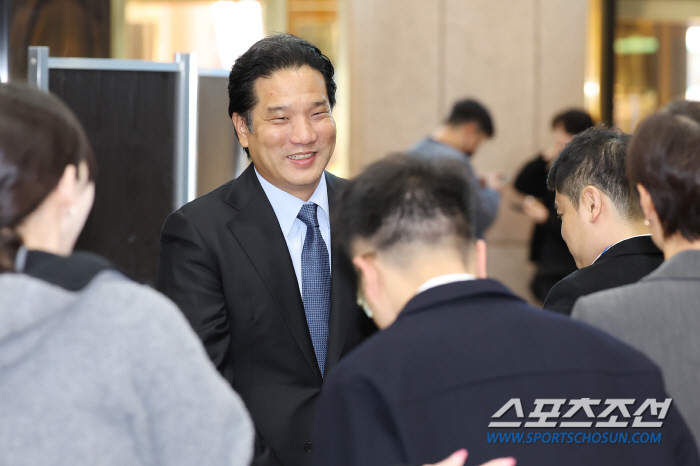 Lee Tae-sung, CEO of Seah Holdings, elected president of the Korea Table Tennis Association...Lee Tae Sung got 92 votes, Lee Elisha got 56 votes. 