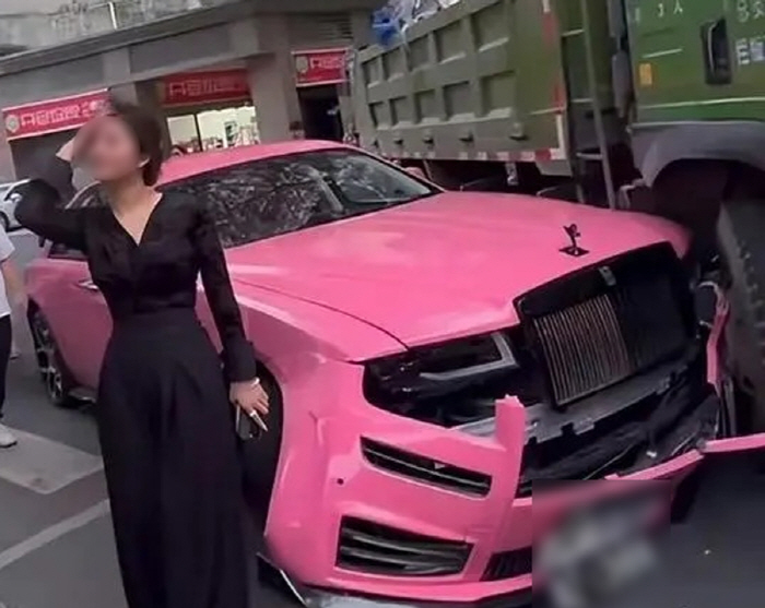 Rolls-Royce-received truck driver 'bees'victim woman's surprising response