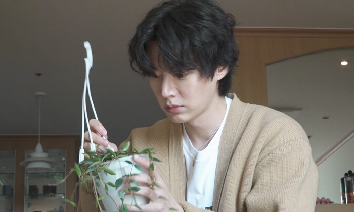 Ahn Jae-hyun's Cozy Living Room Makeover Unveiled on 'Home Alone'