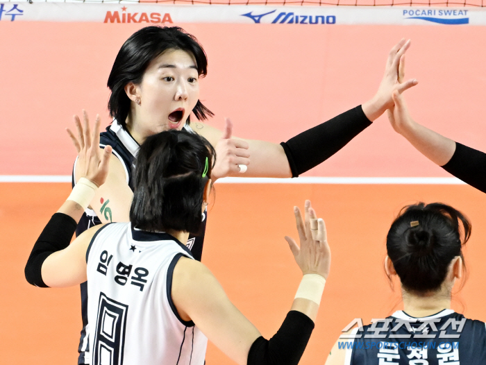 'Just a year and seven months ago, are you sure you're the opponent for the reverse sweep of the champ?' 3-1 Heungkuk Life Insurance has won 5 consecutive games, and Korea Expressway Corporation has won 5 consecutive games 