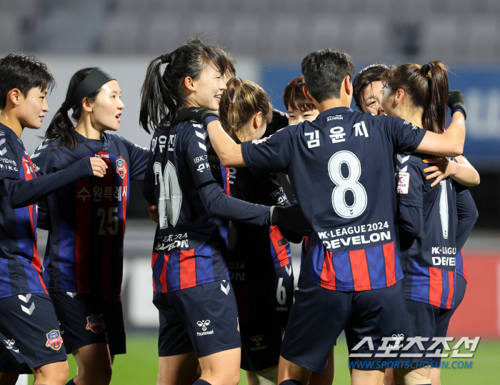 Suwon FC Women's coach Park Gil-young's earnest wish'Seoyeon (Shim) and Chae-rim (Kang) Let's go together with Star ★'