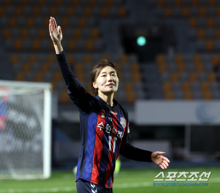 Suwon FC Women's coach Park Gil-young's earnest wish'Seoyeon (Shim) and Chae-rim (Kang) Let's go together with Star ★'