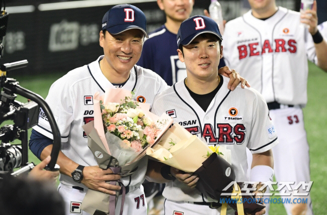 'Kyungmin, thank you so much for all this time.' Shake hands one by one at the front desk. Heo Kyung-min and Doosan's hot goodbye