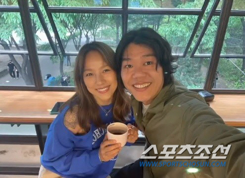 Lee Sang-soon Shares Laughs with Jeju Friend on 'Perfect Day'