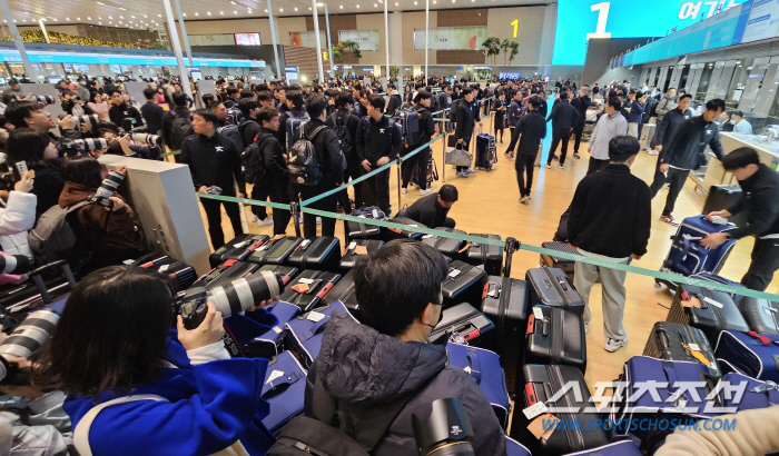 'Showing off idol-level popularity...' The departure site of the Premier 12 baseball team, the airport scenery filled with fans (Incheon Airport Site)