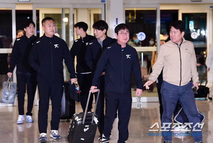 'Showing off idol-level popularity...' The departure site of the Premier 12 baseball team, the airport scenery filled with fans (Incheon Airport Site)