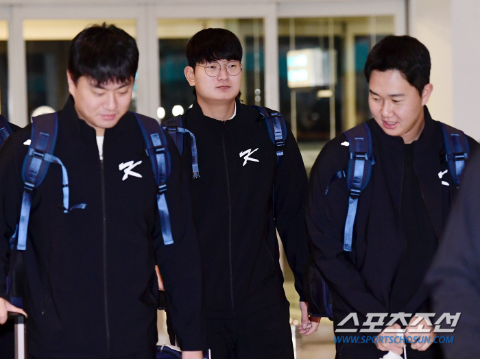 'Showing off idol-level popularity...' The departure site of the Premier 12 baseball team, the airport scenery filled with fans (Incheon Airport Site)