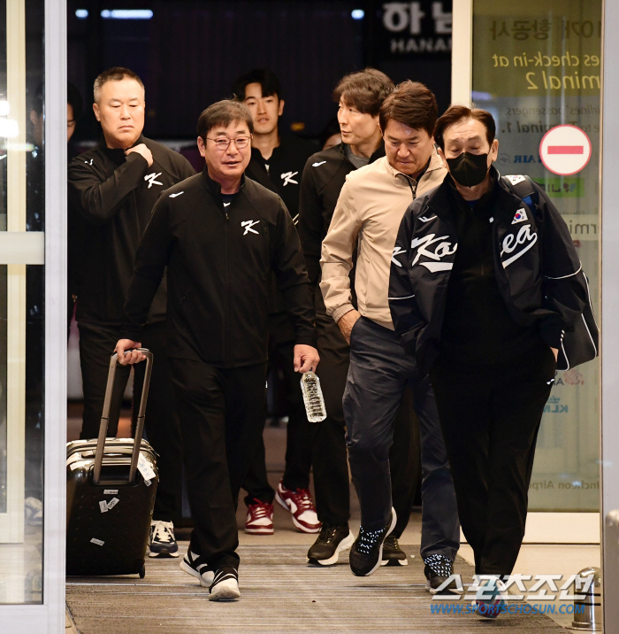 'Showing off idol-level popularity...' The departure site of the Premier 12 baseball team, the airport scenery filled with fans (Incheon Airport Site)