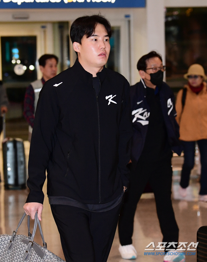 'Showing off idol-level popularity...' The departure site of the Premier 12 baseball team, the airport scenery filled with fans (Incheon Airport Site)