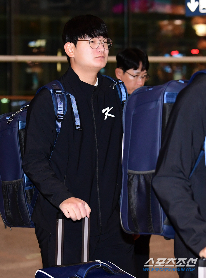 'Showing off idol-level popularity...' The departure site of the Premier 12 baseball team, the airport scenery filled with fans (Incheon Airport Site)