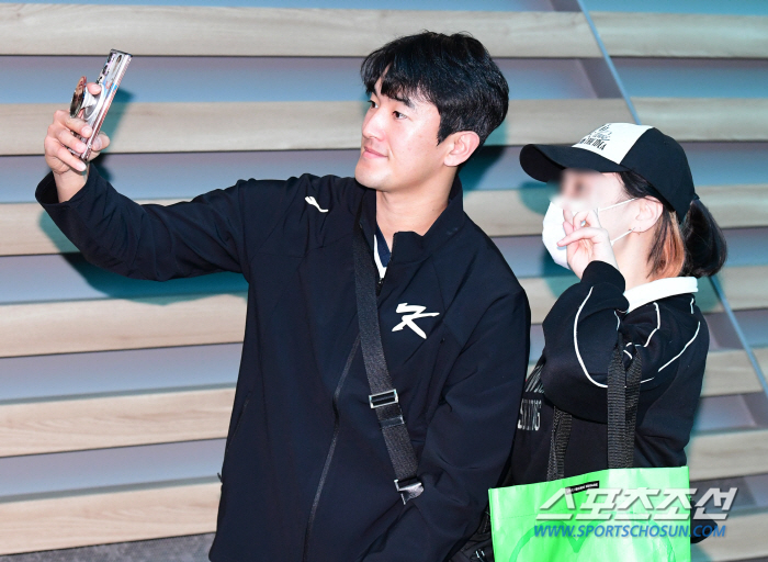 'Showing off idol-level popularity...' The departure site of the Premier 12 baseball team, the airport scenery filled with fans (Incheon Airport Site)