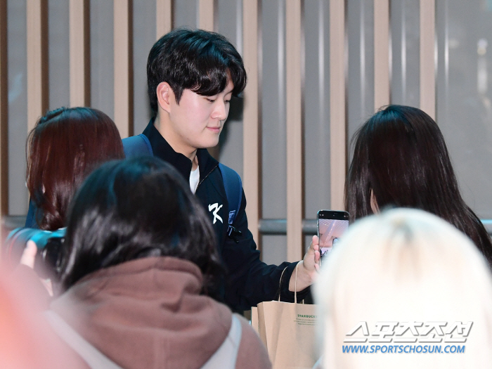 'Showing off idol-level popularity...' The departure site of the Premier 12 baseball team, the airport scenery filled with fans (Incheon Airport Site)